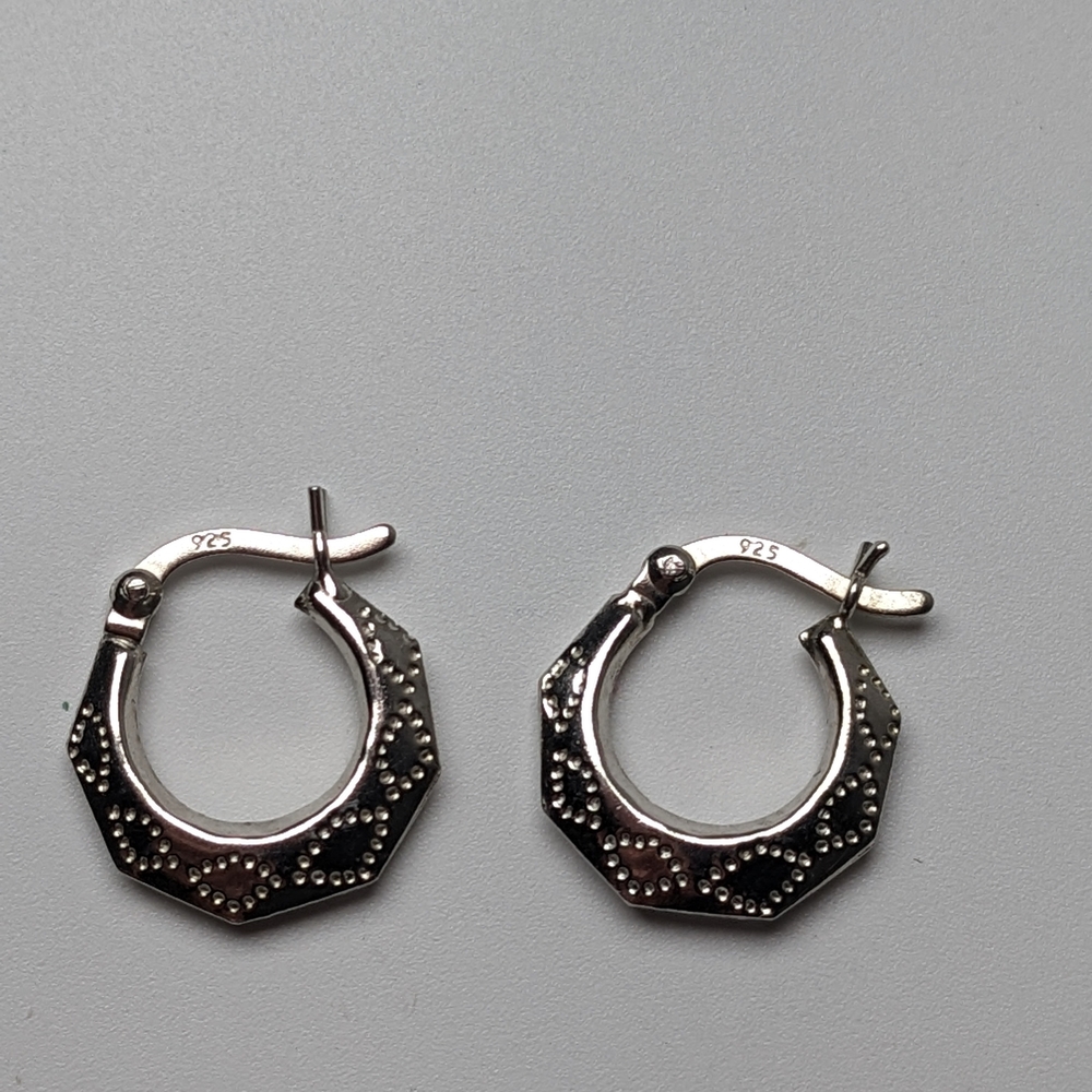 🆕 Sterling Silver 925 Faceted Hoop Earrings Lightweight Modern Design 1.30g